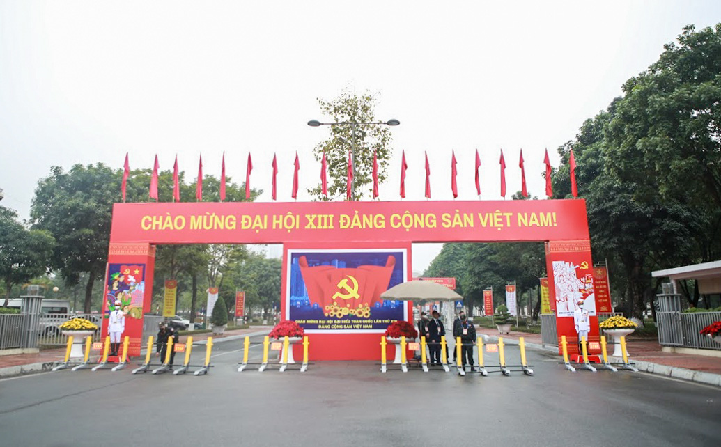 Cận cảnh công tác bảo đảm an ninh thắt chặt trong ngày đầu tiên diễn ra Đại hội XIII - Ảnh 1.