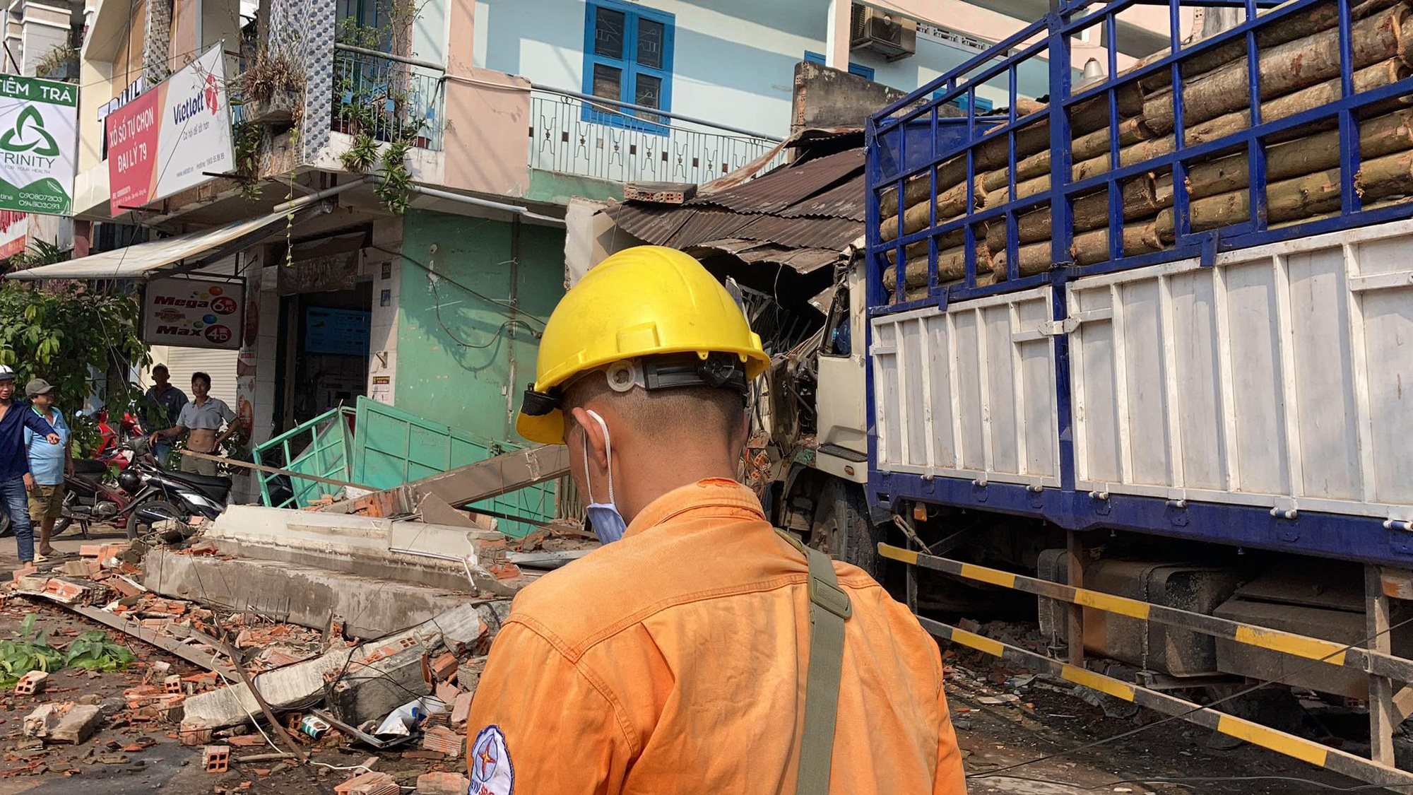 CLIP: Tai nạn kinh hoàng ở Biên  Hòa, người và xe nằm la liệt - Ảnh 11.