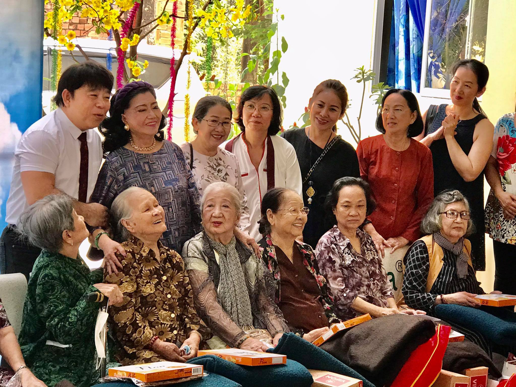 NSND Kim Cương mang Tết sớm đến Khu dưỡng lão Nghệ sĩ - Ảnh 5. NSND Kim Cương mang Tết sớm đến Khu dưỡng lão Nghệ sĩ - Ảnh 5.