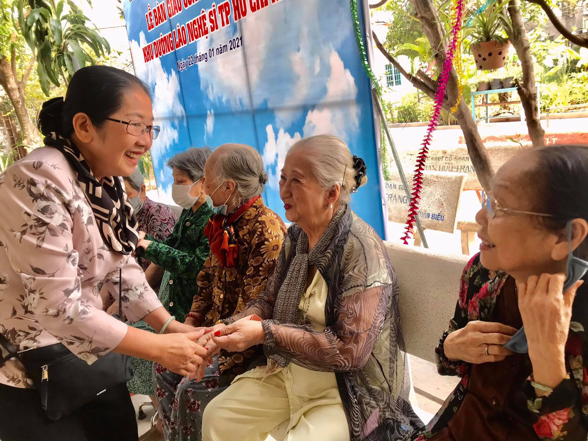 NSND Kim Cương mang Tết sớm đến Khu dưỡng lão Nghệ sĩ - Ảnh 3. NSND Kim Cương mang Tết sớm đến Khu dưỡng lão Nghệ sĩ - Ảnh 3.