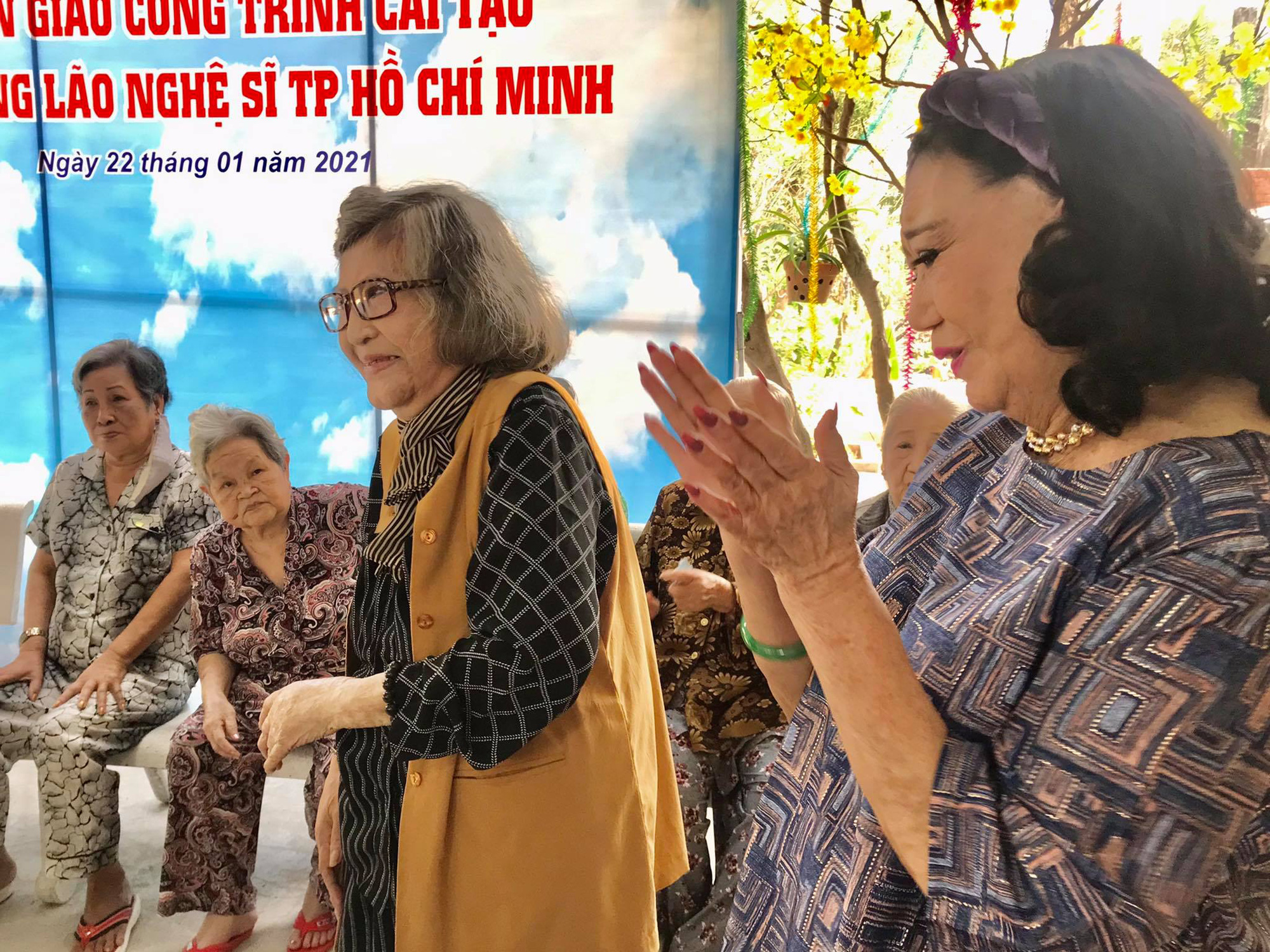 NSND Kim Cương mang Tết sớm đến Khu dưỡng lão Nghệ sĩ - Ảnh 4. NSND Kim Cương mang Tết sớm đến Khu dưỡng lão Nghệ sĩ - Ảnh 4.