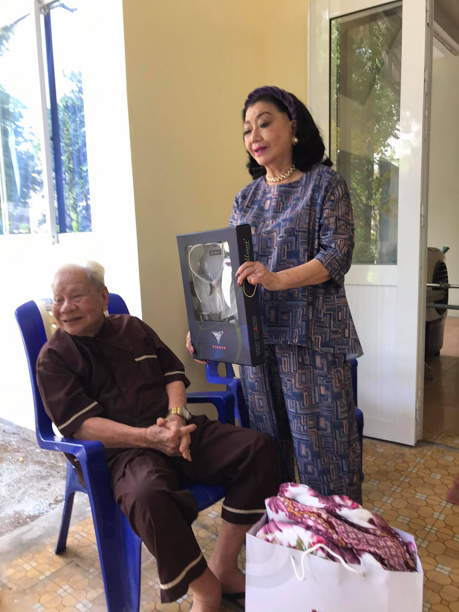 NSND Kim Cương mang Tết sớm đến Khu dưỡng lão Nghệ sĩ - Ảnh 6. NSND Kim Cương mang Tết sớm đến Khu dưỡng lão Nghệ sĩ - Ảnh 6.