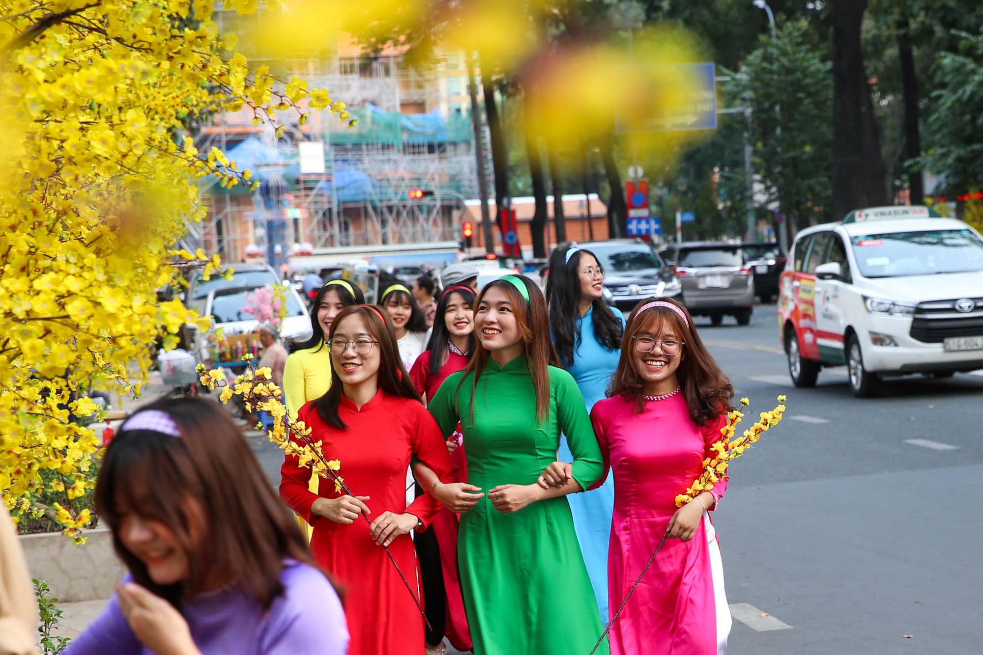 Người dân TP HCM xúng xính áo dài xuống phố du Xuân sớm - Ảnh 3.