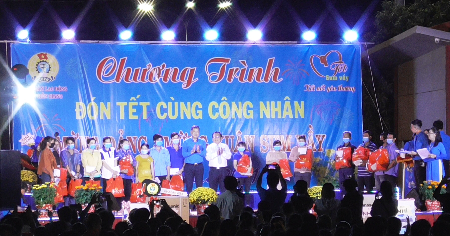 Đón Tết cùng công nhân - Ảnh 1.