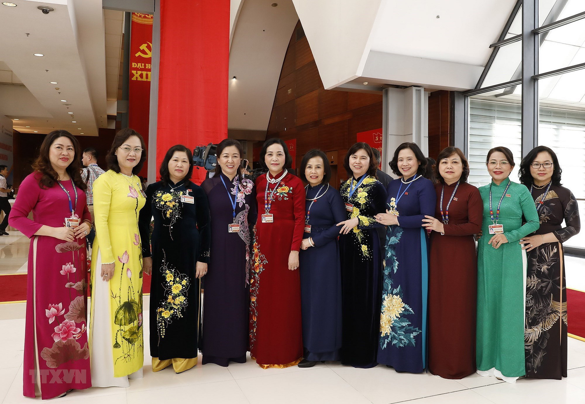 Các nữ đại biểu tham dự Đại hội XIII của Đảng - Ảnh 10.