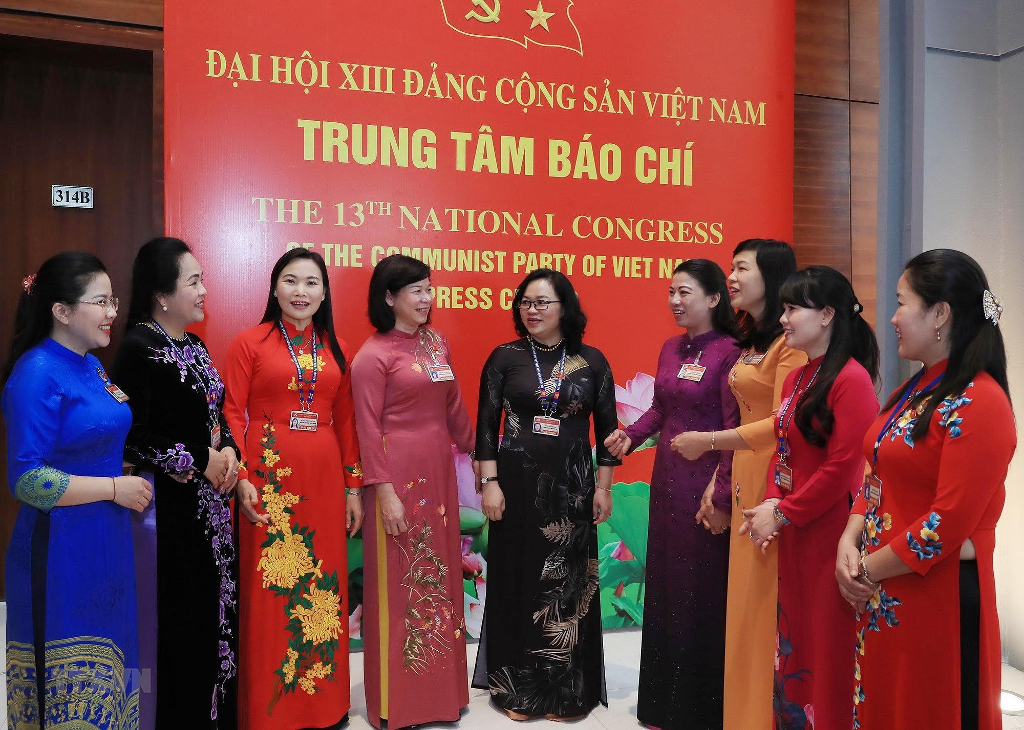 Các nữ đại biểu tham dự Đại hội XIII của Đảng - Ảnh 11.