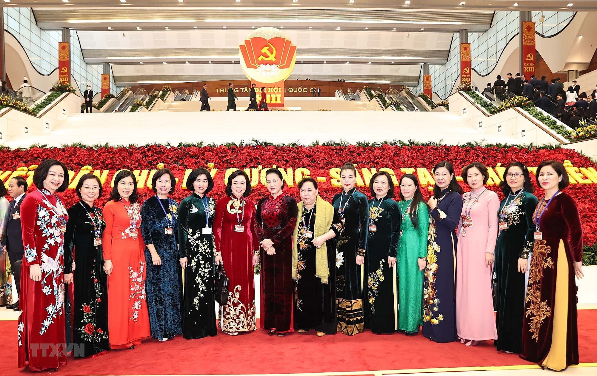 Các nữ đại biểu tham dự Đại hội XIII của Đảng - Ảnh 12.