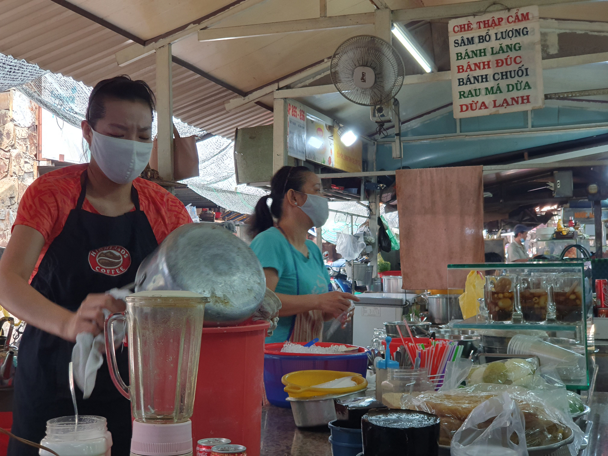 TP HCM: Ông đồ, tiểu thương, người dân đi chơi Tết... đều đeo khẩu trang phòng dịch - Ảnh 15.