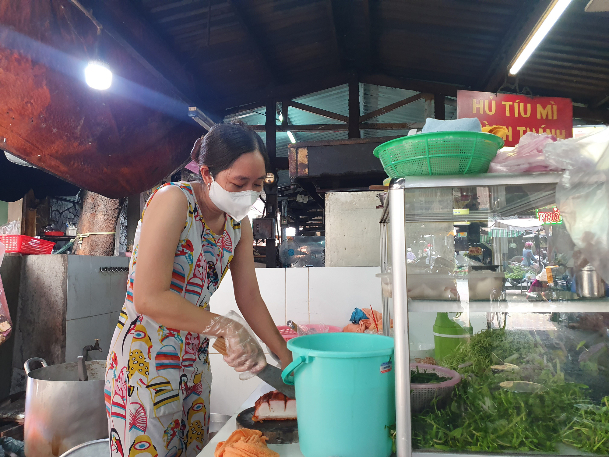 TP HCM: Ông đồ, tiểu thương, người dân đi chơi Tết... đều đeo khẩu trang phòng dịch - Ảnh 16.