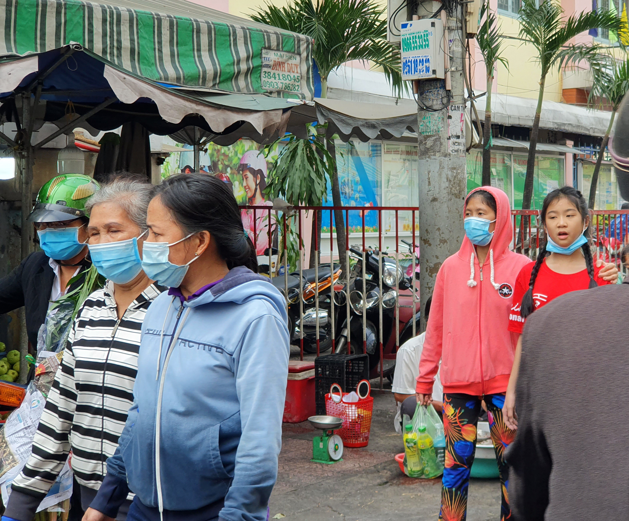 TP HCM: Ông đồ, tiểu thương, người dân đi chơi Tết... đều đeo khẩu trang phòng dịch - Ảnh 12.