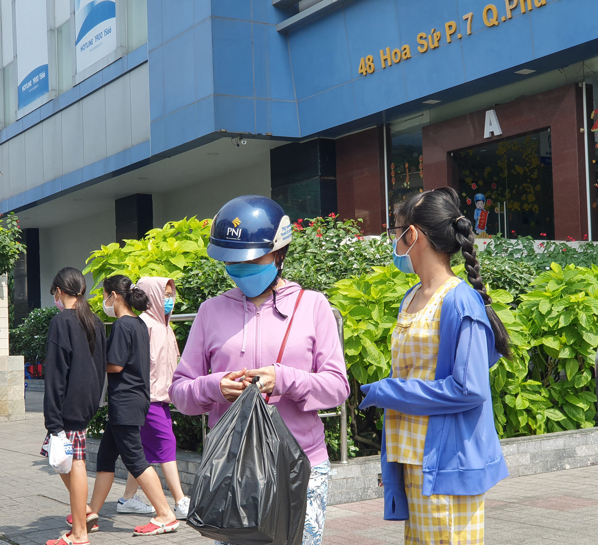 TP HCM: Ông đồ, tiểu thương, người dân đi chơi Tết... đều đeo khẩu trang phòng dịch - Ảnh 17.