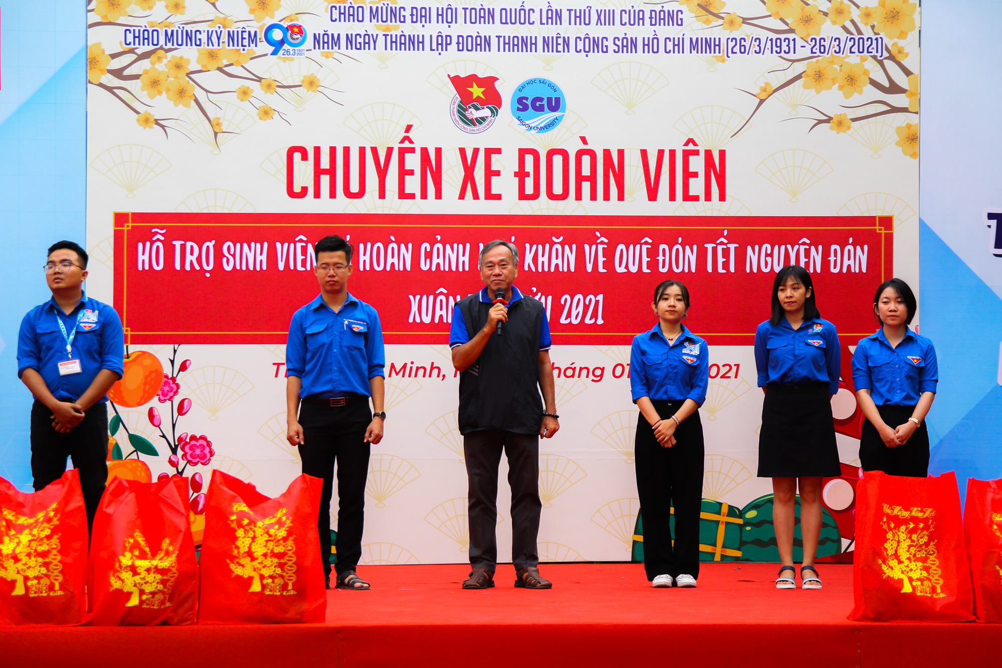 Ấm áp chuyến xe đoàn viên đưa sinh viên về quê đón Tết - Ảnh 5.