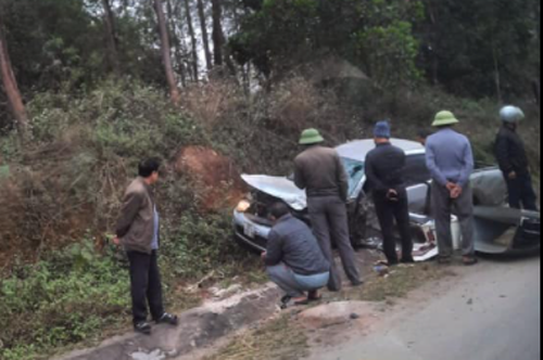 Tài xế ôtô bán tải nguy kịch sau cú tông trực diện với xe tải chở đá - Ảnh 1.