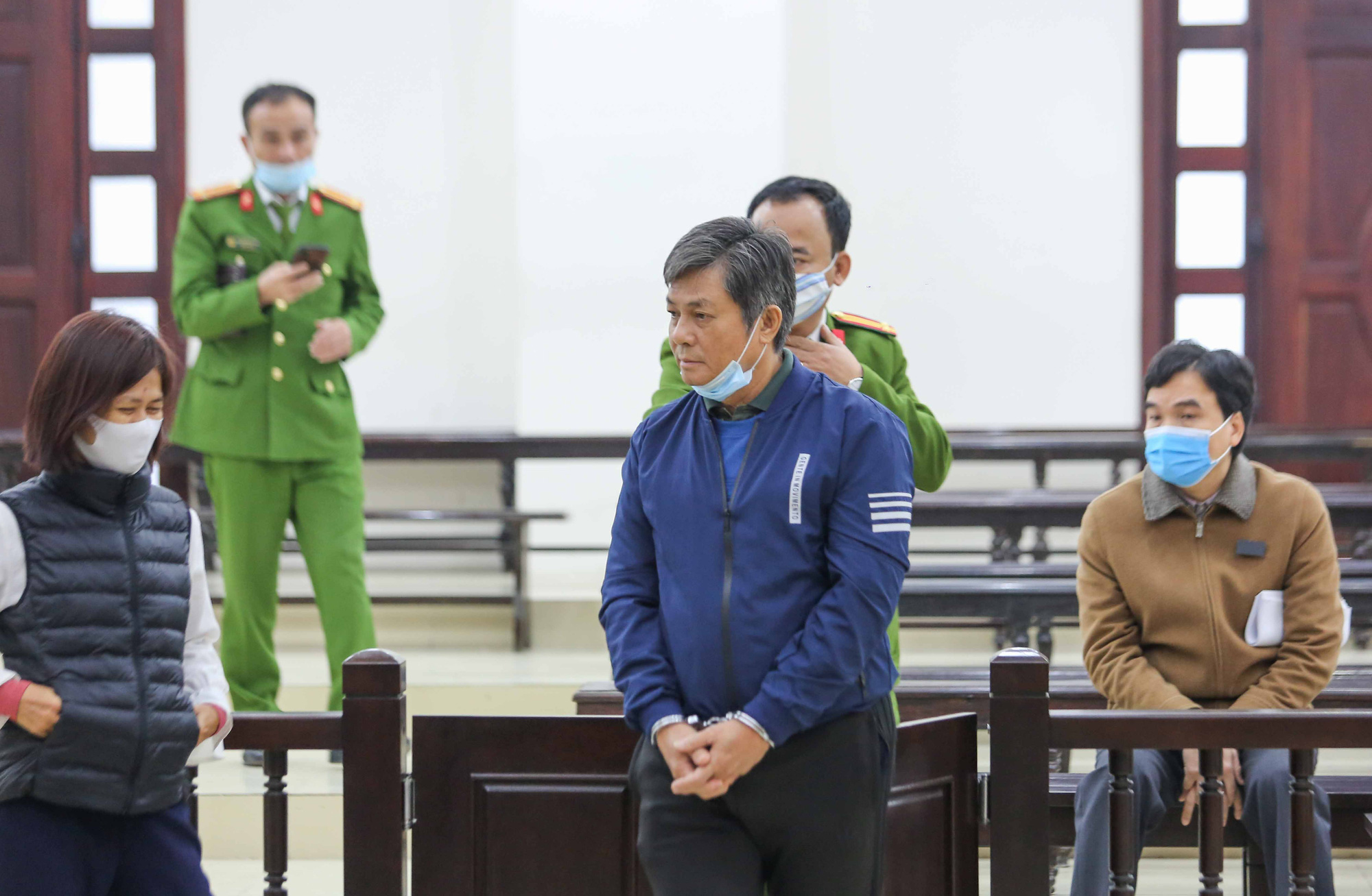 CLIP: Ông Vũ Huy Hoàng đến tòa bằng xe riêng - Ảnh 11.