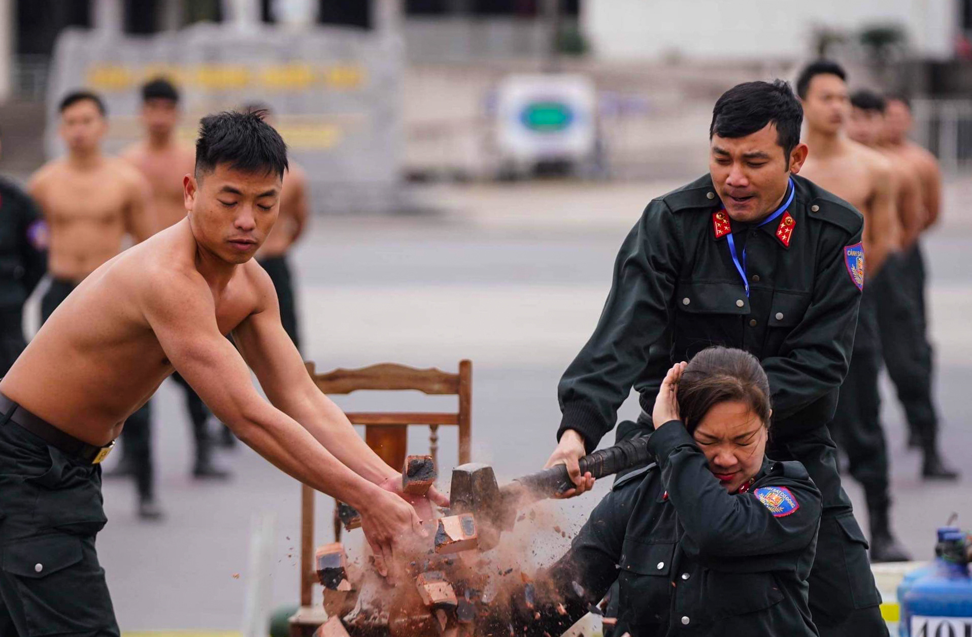 Cận cảnh diễn tập bảo vệ nguyên thủ khi có khủng bố - Ảnh 3.