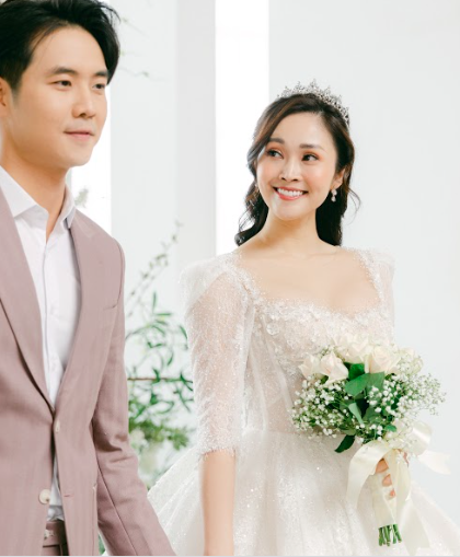 MC nổi tiếng của VTV Thuỳ Linh chia sẻ bộ ảnh cưới tuyệt đẹp với chồng sắp cưới kém 5 tuổi - Ảnh 2.