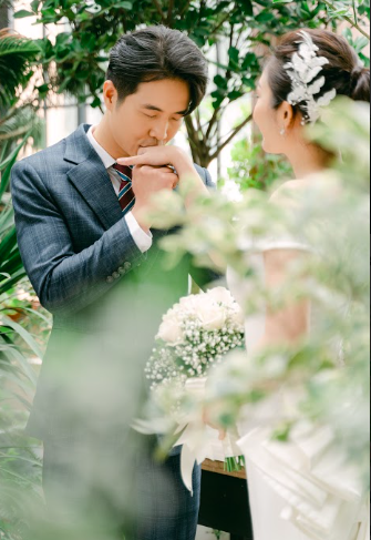 MC nổi tiếng của VTV Thuỳ Linh chia sẻ bộ ảnh cưới tuyệt đẹp với chồng sắp cưới kém 5 tuổi - Ảnh 4.