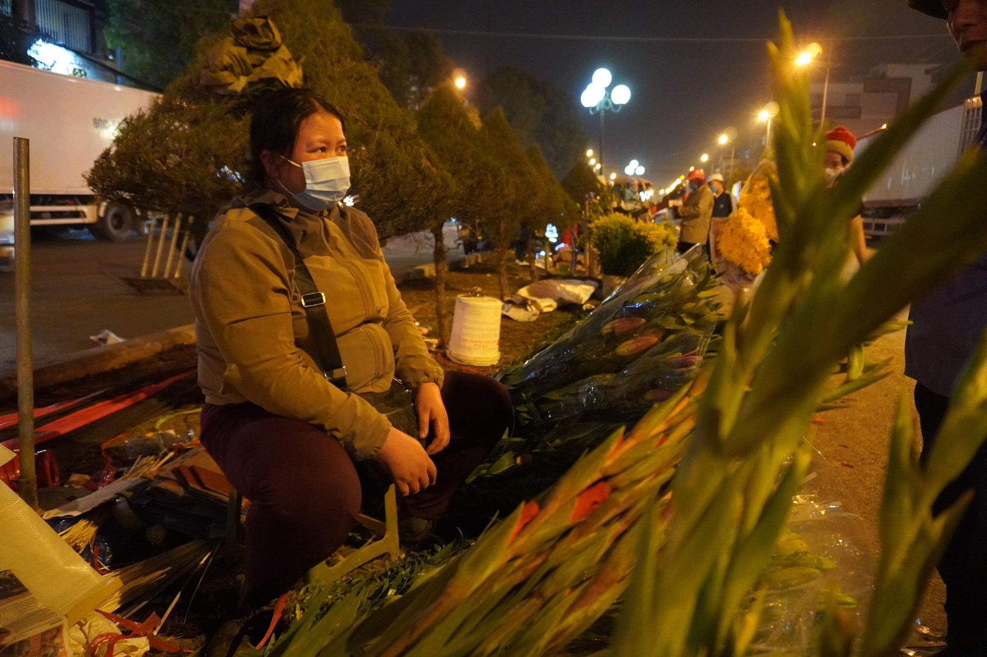 Trắng đêm mưu sinh ở chợ đầu mối ngày giáp Tết - Ảnh 14.