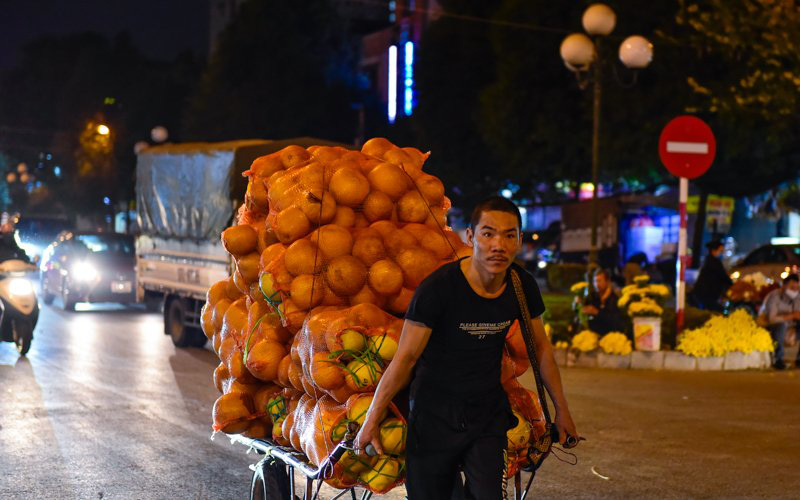 Trắng đêm mưu sinh ở chợ đầu mối ngày giáp Tết - Ảnh 4.