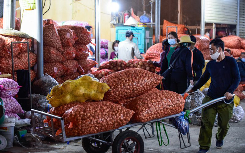 Trắng đêm mưu sinh ở chợ đầu mối ngày giáp Tết - Ảnh 3.