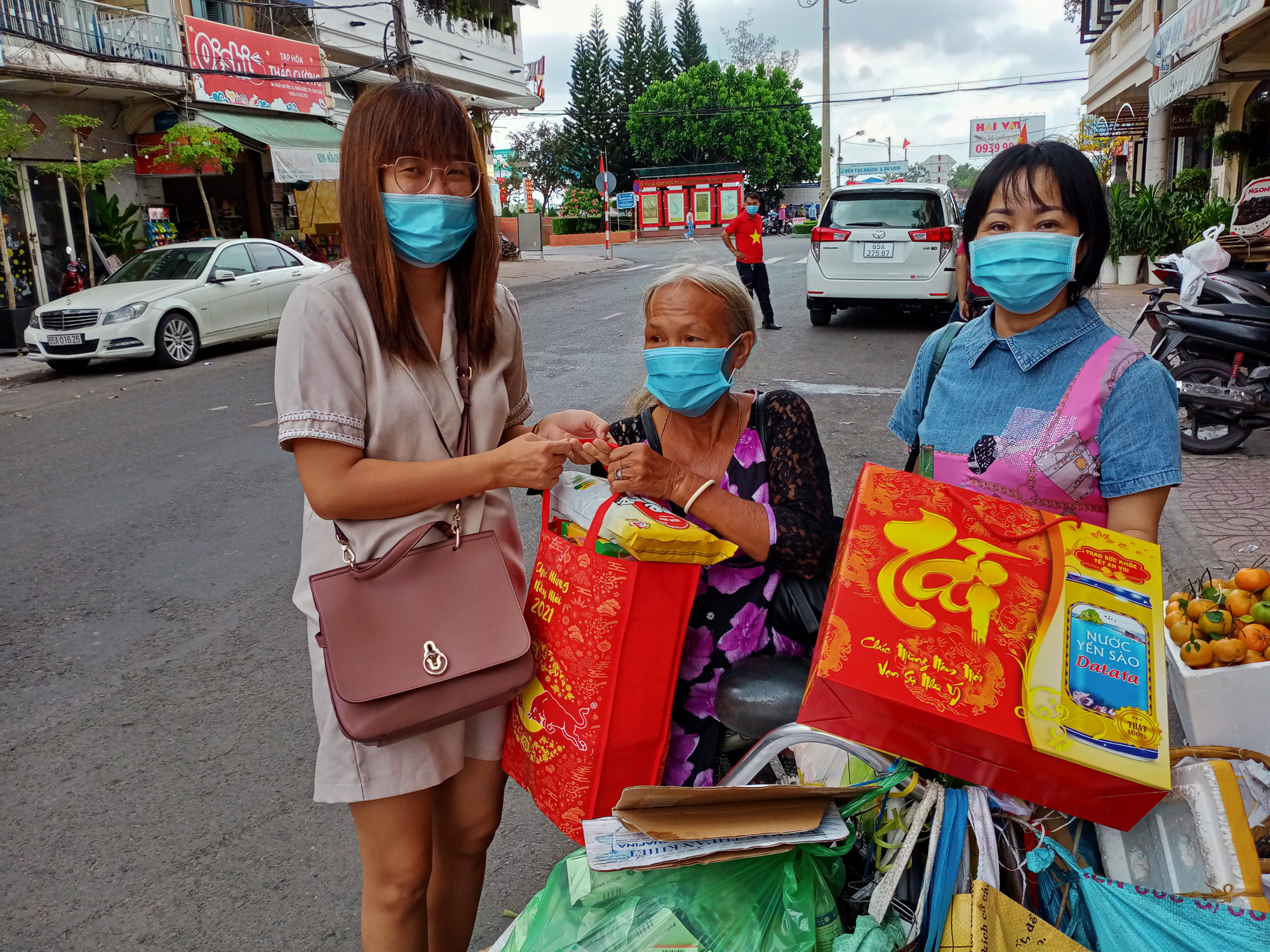 Tết ấm cho người vô gia cư trao quà cho người dân tại Cần Thơ - Ảnh 11.