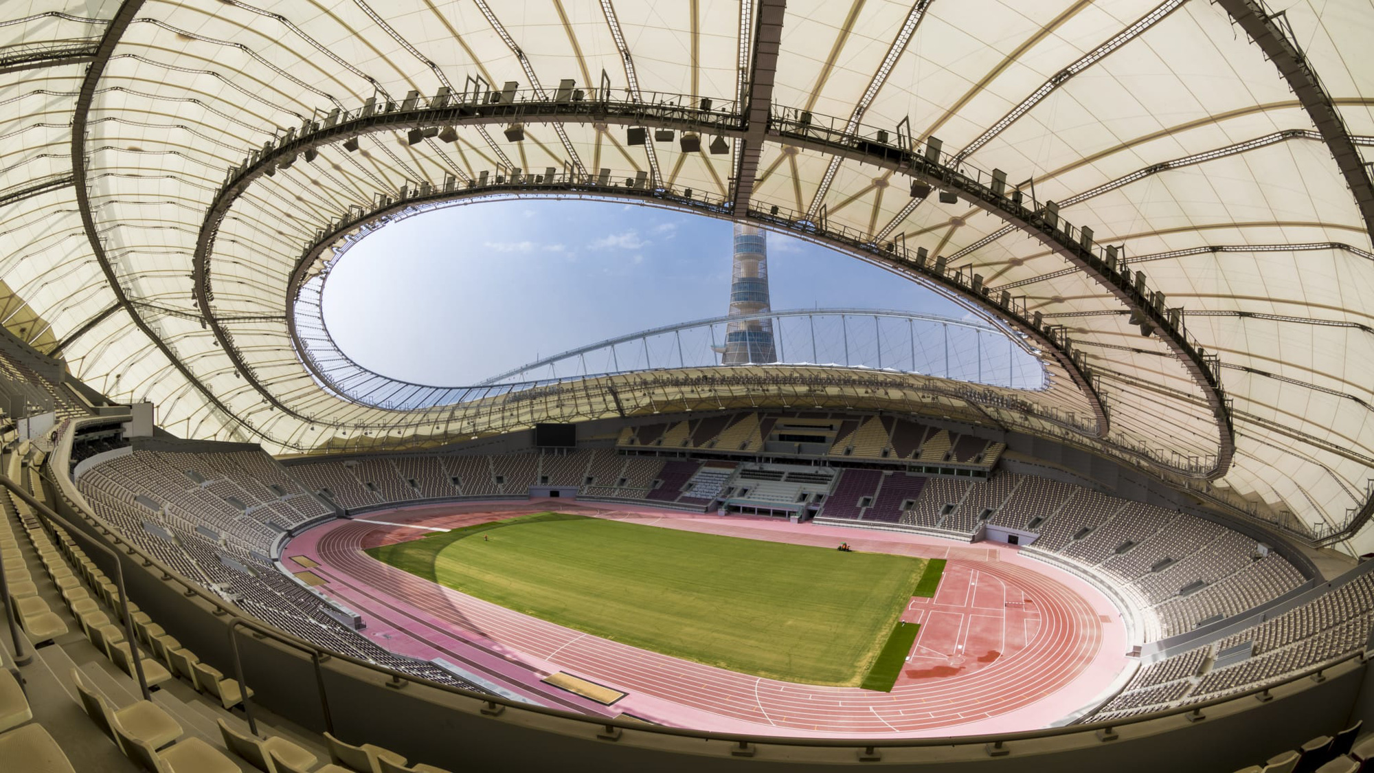 Viên ngọc Khalifa Stadium bừng sáng giữa sa mạc Qatar - Ảnh 1.