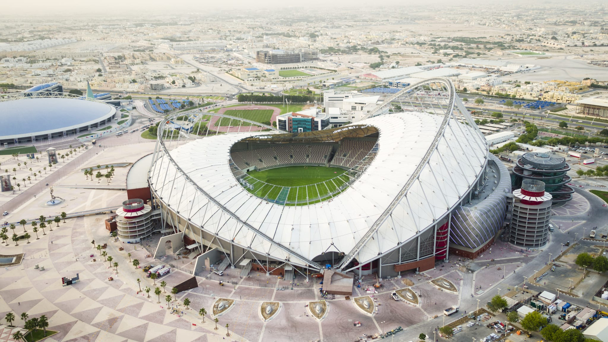 Viên ngọc Khalifa Stadium bừng sáng giữa sa mạc Qatar - Ảnh 2.