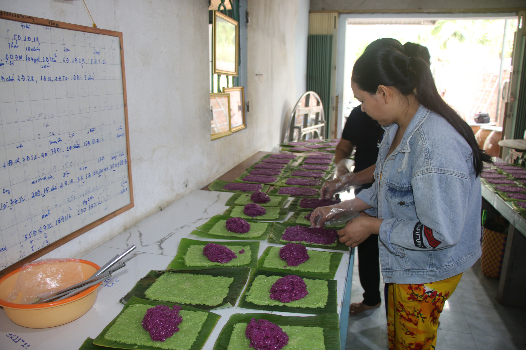 Bí quyết tạo nên bánh tét lá cẩm thơm lừng dịp Tết ở miền Tây  - Ảnh 1.