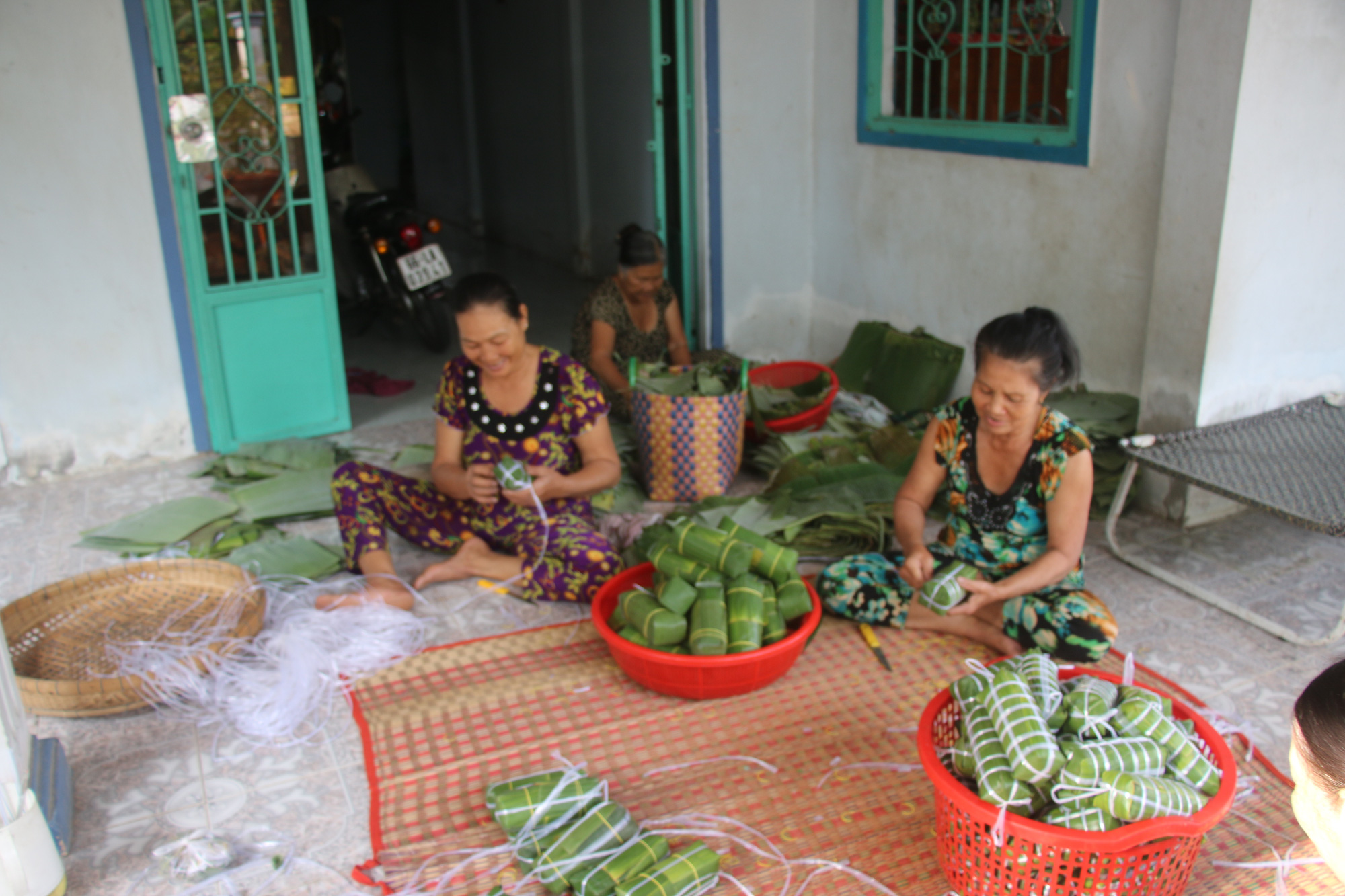 Bí quyết tạo nên bánh tét lá cẩm thơm lừng dịp Tết ở miền Tây  - Ảnh 9.