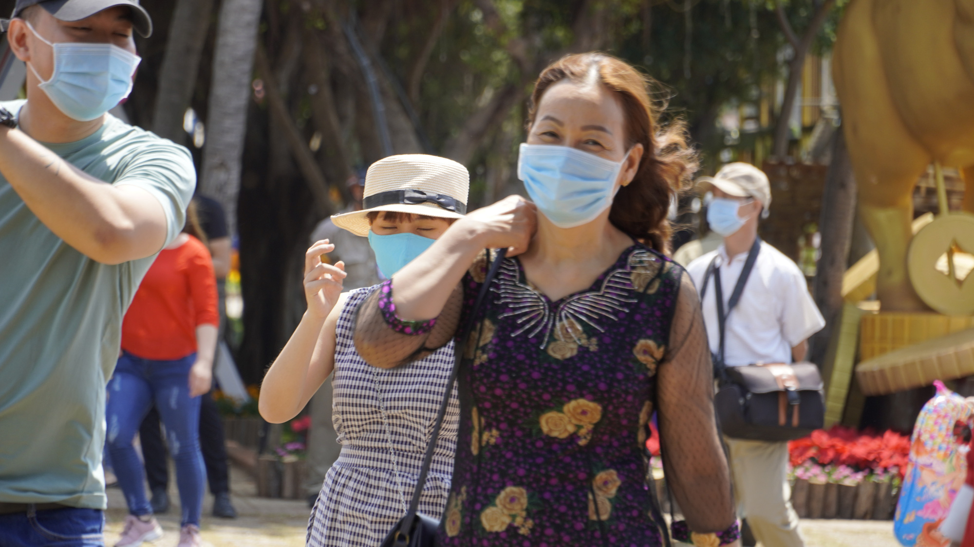 Hội hoa xuân Vũng Tàu đông đúc, nhiều người tự ý tháo khẩu trang để chụp ảnh - Ảnh 4.