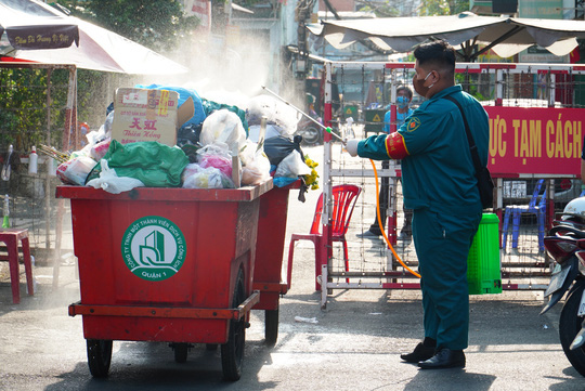 TP HCM vắng lặng trong ngày mùng 1 Tết - Ảnh 32.