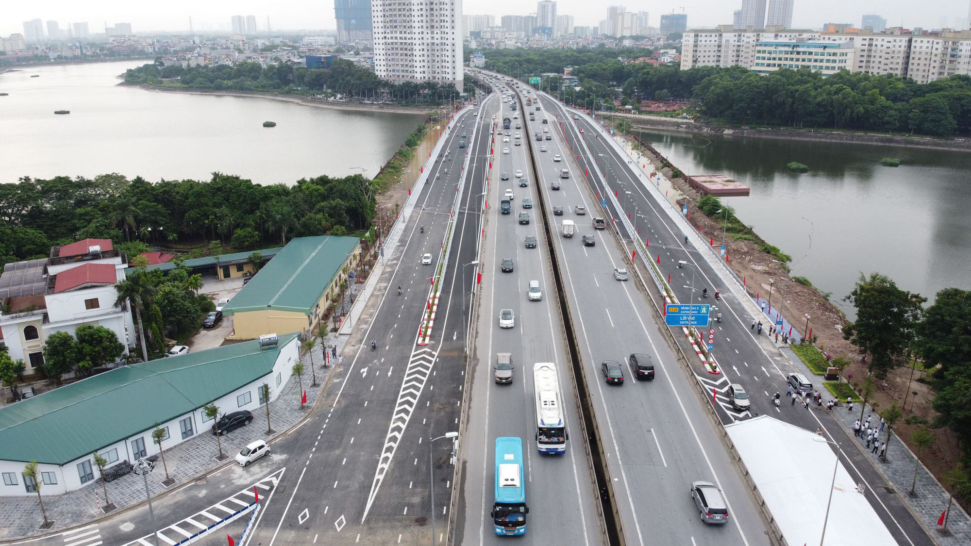 Toàn cảnh những công trình gỡ ùn tắc giao thông cho Hà Nội thời gian qua - Ảnh 3.