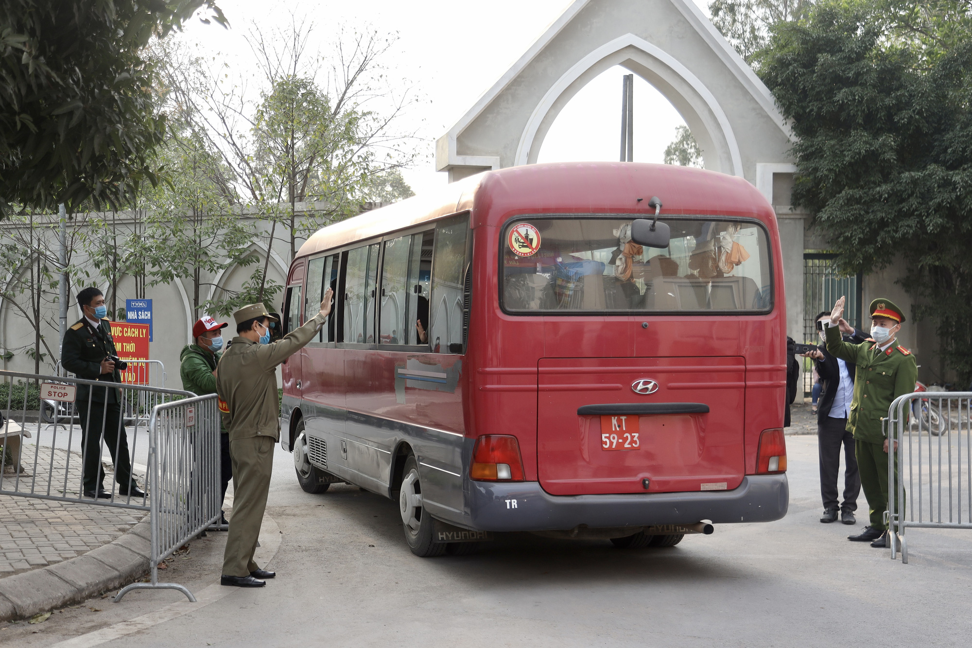 109 học sinh, phụ huynh và giáo viên trường tiểu học Xuân Phương được về nhà - Ảnh 15.