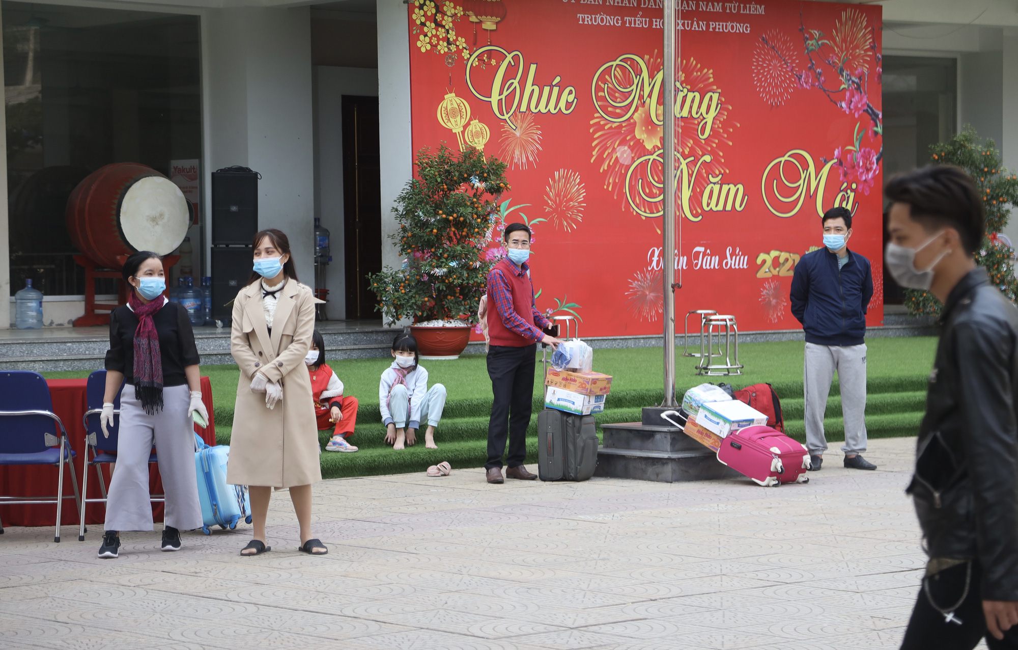 109 học sinh, phụ huynh và giáo viên trường tiểu học Xuân Phương được về nhà - Ảnh 4.