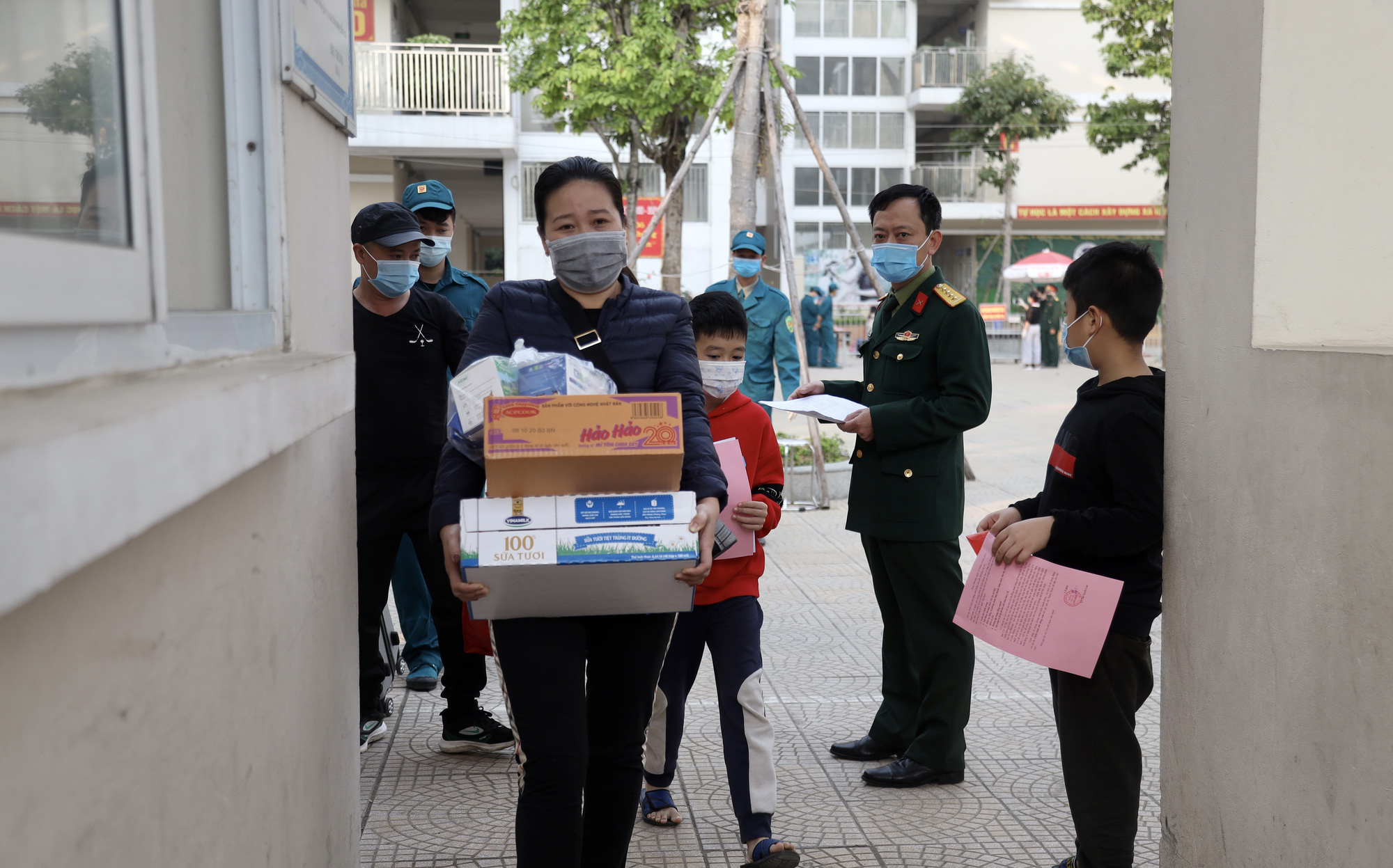 109 học sinh, phụ huynh và giáo viên trường tiểu học Xuân Phương được về nhà - Ảnh 5.