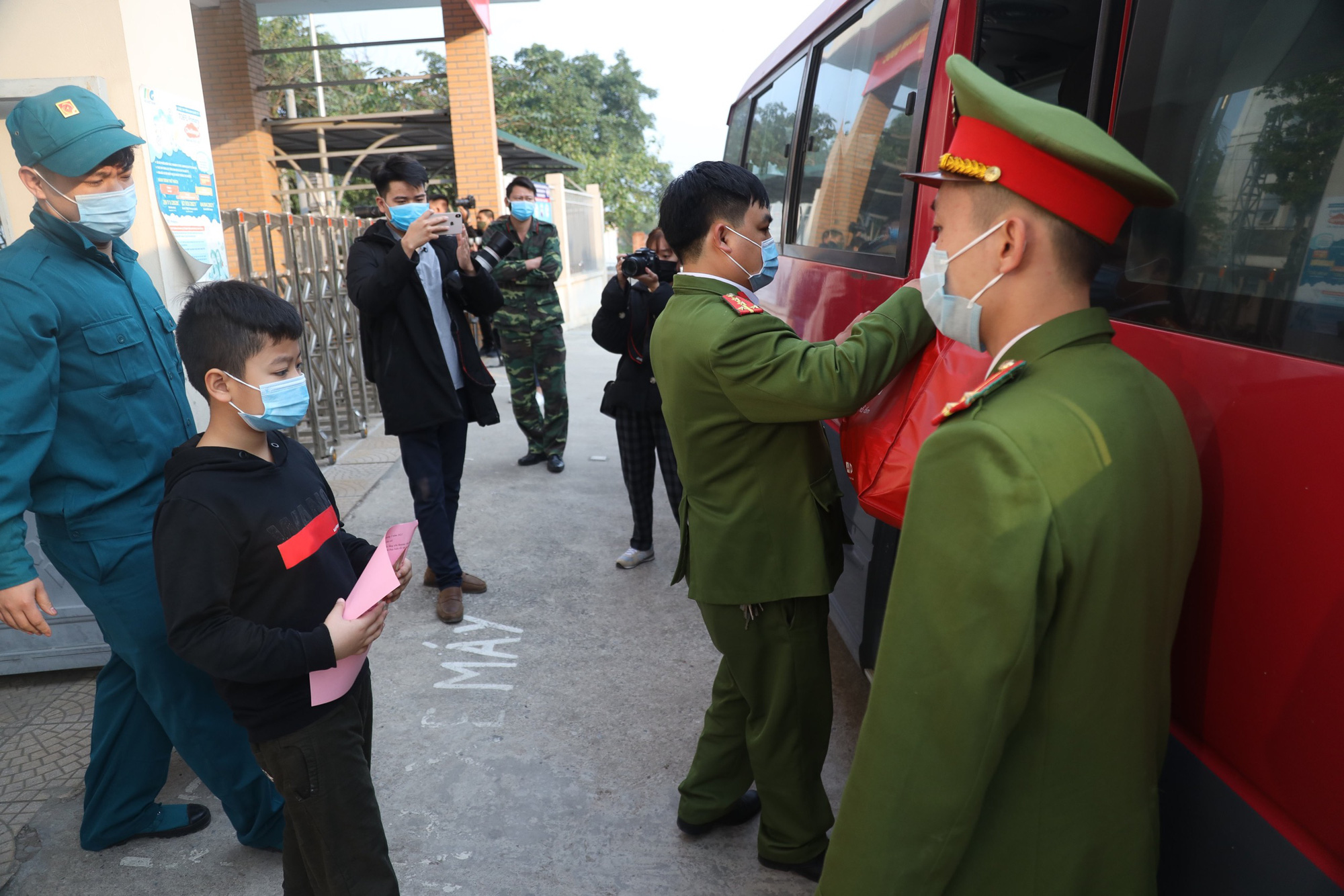 109 học sinh, phụ huynh và giáo viên trường tiểu học Xuân Phương được về nhà - Ảnh 9.