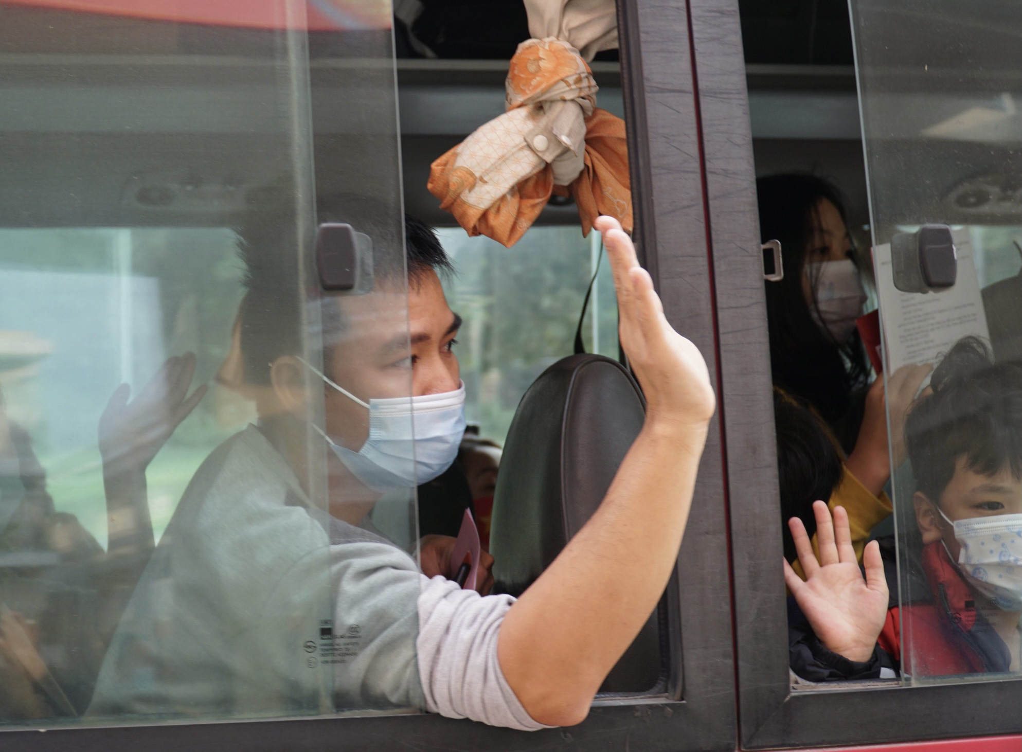 109 học sinh, phụ huynh và giáo viên trường tiểu học Xuân Phương được về nhà - Ảnh 13.