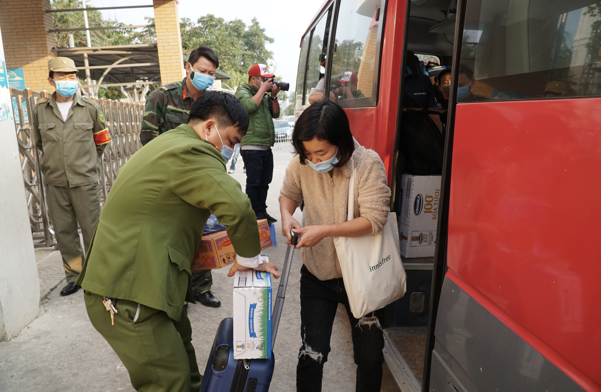 109 học sinh, phụ huynh và giáo viên trường tiểu học Xuân Phương được về nhà - Ảnh 8.