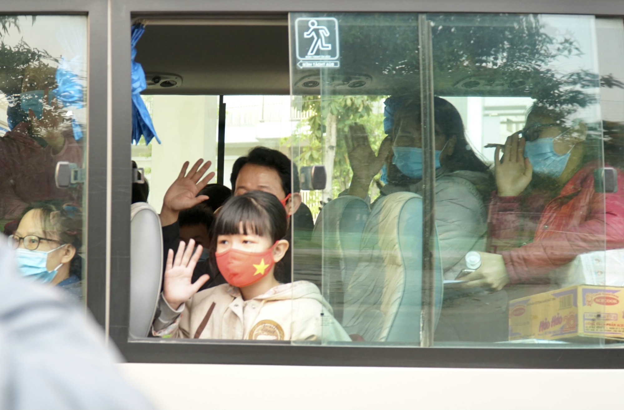 109 học sinh, phụ huynh và giáo viên trường tiểu học Xuân Phương được về nhà - Ảnh 10.