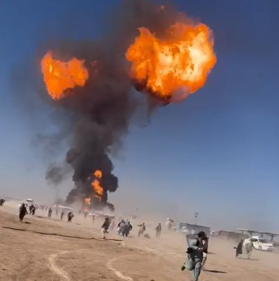 Hàng trăm xe chở nhiên liệu phát nổ ở biên giới Iran - Afghanistan - Ảnh 2.