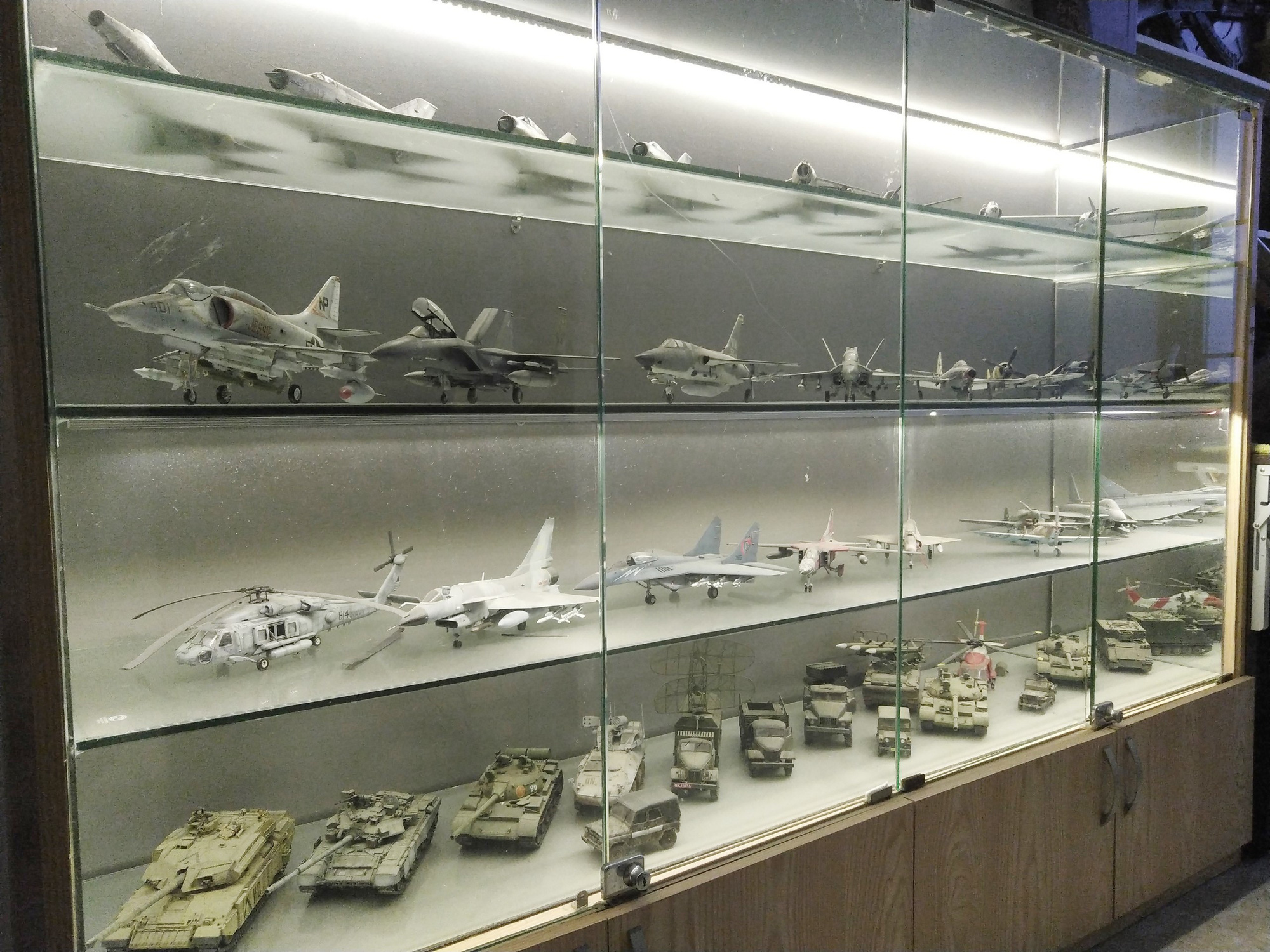 Chiêm ngưỡng bộ sưu tập máy bay mô hình gần 100 chiến đấu cơ của vị thượng tá  - Ảnh 2.