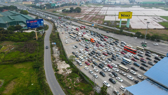 Ùn tắc dài cả 1 km trên cao tốc Hà Nội - Ninh Bình khi người dân trở lại làm việc sau kỳ nghỉ Tết - Ảnh 1.