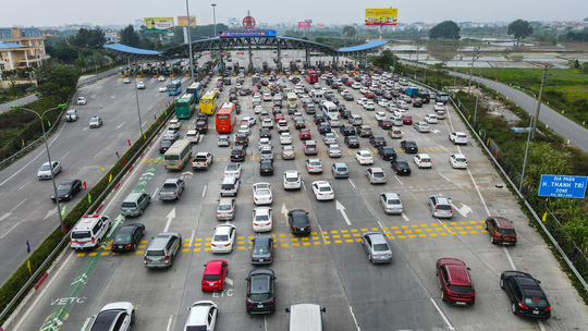 Ùn tắc dài cả 1 km trên cao tốc Hà Nội - Ninh Bình khi người dân trở lại làm việc sau kỳ nghỉ Tết - Ảnh 2.