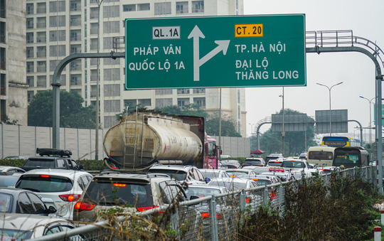 Ùn tắc dài cả 1 km trên cao tốc Hà Nội - Ninh Bình khi người dân trở lại làm việc sau kỳ nghỉ Tết - Ảnh 12.