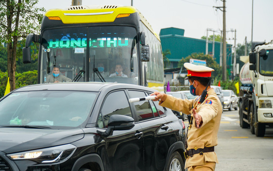 Ùn tắc dài cả 1 km trên cao tốc Hà Nội - Ninh Bình khi người dân trở lại làm việc sau kỳ nghỉ Tết - Ảnh 3.