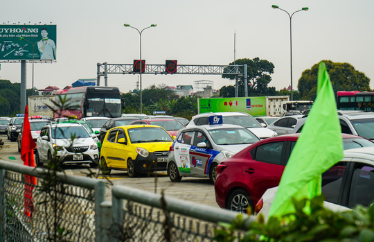 Ùn tắc dài cả 1 km trên cao tốc Hà Nội - Ninh Bình khi người dân trở lại làm việc sau kỳ nghỉ Tết - Ảnh 6.