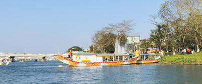 CLIP: Thuyền rồng chui bát nháo trên sông Hương - Ảnh 1.