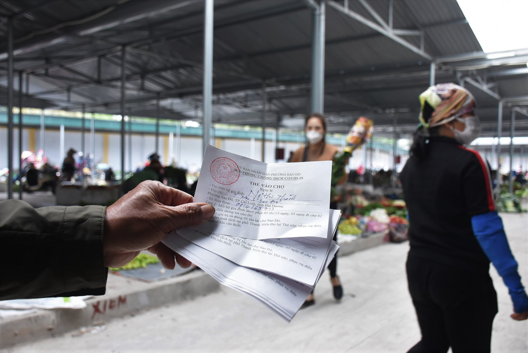 Cận cảnh: Ngày đầu người dân trong tâm dịch Chí Linh đi chợ bằng tem phiếu - Ảnh 1.