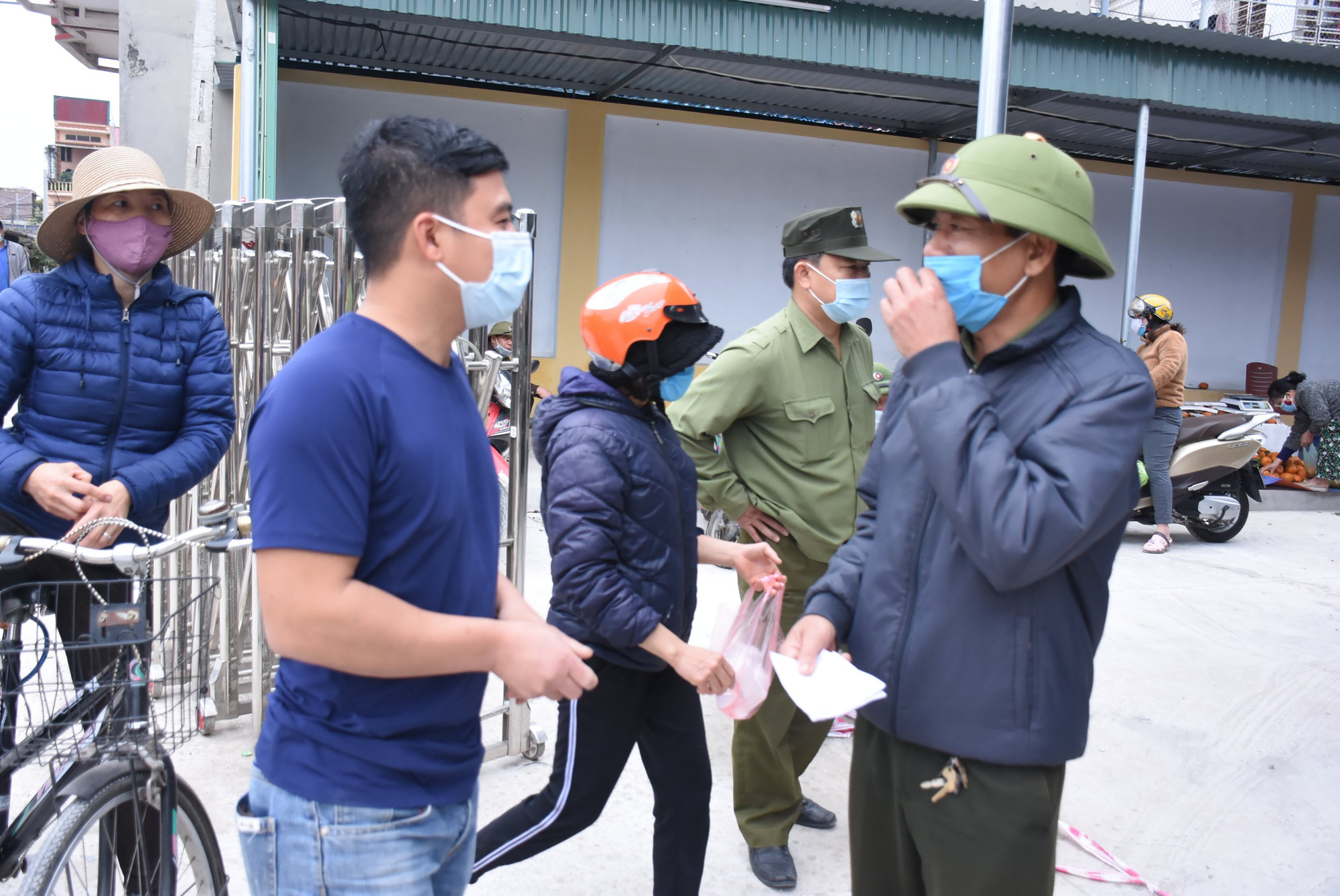 Cận cảnh: Ngày đầu người dân trong tâm dịch Chí Linh đi chợ bằng tem phiếu - Ảnh 5.