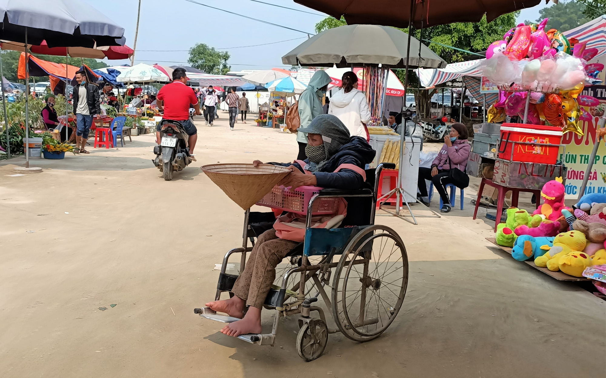 Người ăn xin la liệt lối vào đền Phủ Na - Ảnh 3.